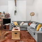 Loft Apartment In Historic Building In Quiet Central Setting